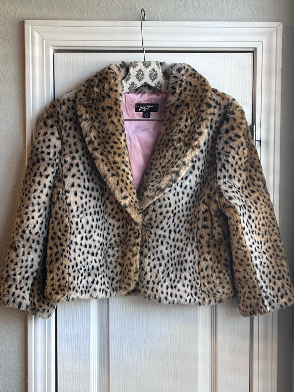 Black Rivet Leopard Print Faux Fur Cropped Jacket Pink Satin Lining Size Medium